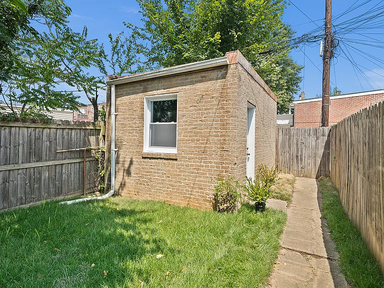 13 Adams St NW — Photo 42