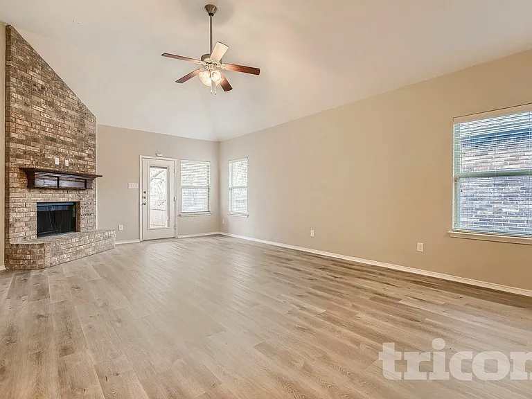 1820 Abby Creek Dr — Photo 4