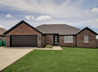 1820 Sunrise Cir, Centerton, AR 72719