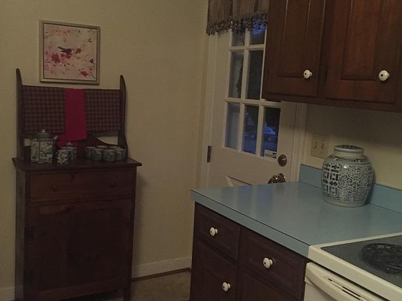 5th image of 110 Lynn St