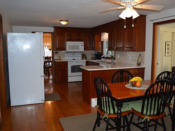 Kitchen w/ eat-in