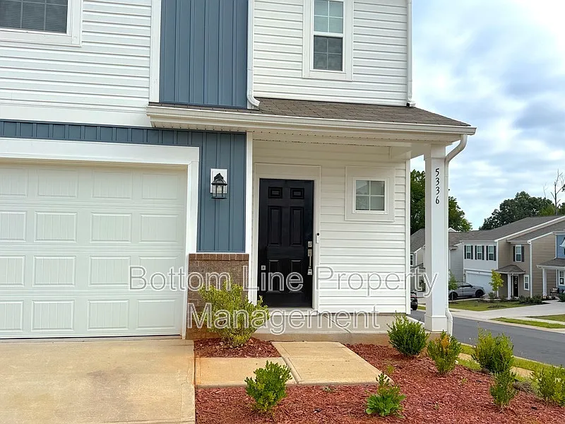 4 bed, 2.5 bath, 1956 sqft, $2,165 — Photo 2