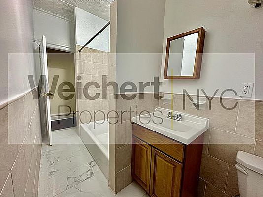 5th image of 419 W 129th St APT 32