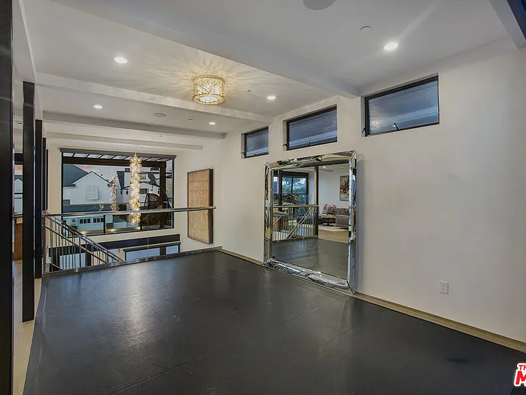 2105 E Balboa Blvd — Photo 26