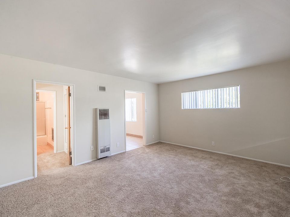 1st image of 14215 Sylvan St APT 6