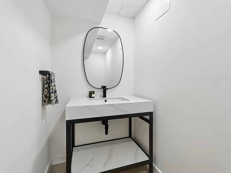 4 Lois Ave — Photo 24