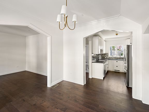 5th image of 2605 N Beachwood Dr