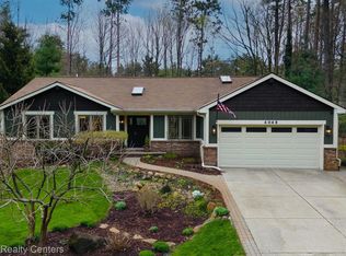 4049 Pinestead Dr, Commerce Township, MI 48390