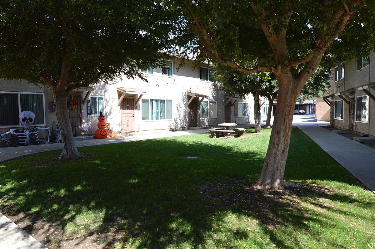 Photo 2 of 33 - 159 S Sunol Dr #7 - Los Angeles, CA Building Photo - 159 S Sunol Dr #7