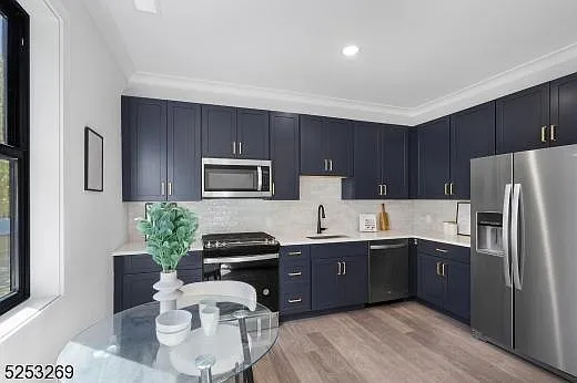 214 E Grove St — Photo 40