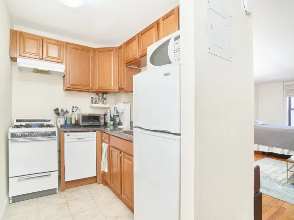 165 Christopher Street image 4 of 11