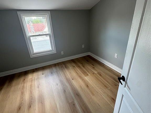 5th image of 945 Wellington Ave #7