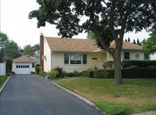 16 Chadwick Rd, Syosset, NY 11791