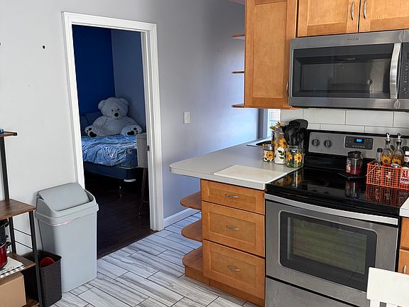 4th image of 23 Davis St Floor 1