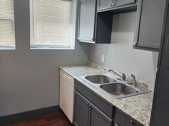 3rd image of 804 N Lancaster Ave APT 6