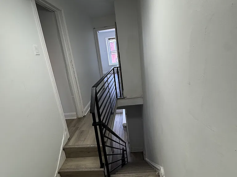 2412 Clifford St — Photo 7