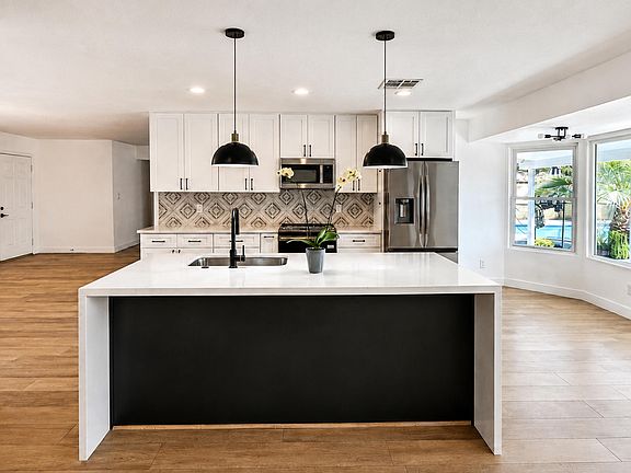 3rd image of 4237 W HARTFORD Avenue