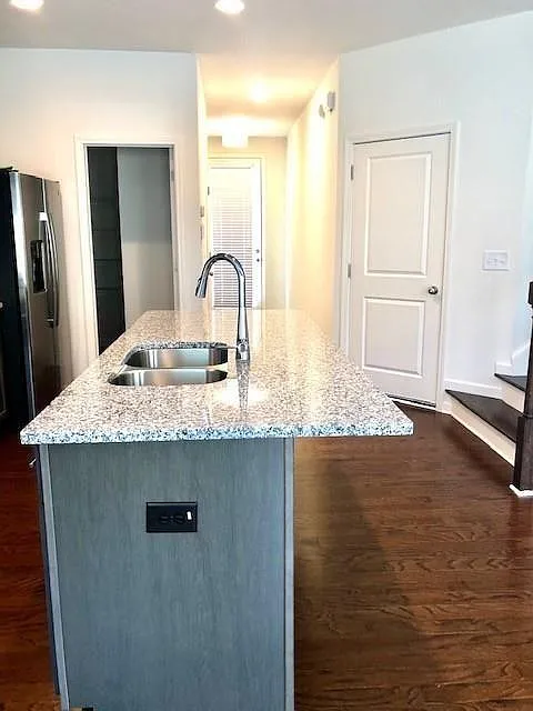 3 bed, 2.5 bath, 1712 sqft, $2,100 — Photo 4