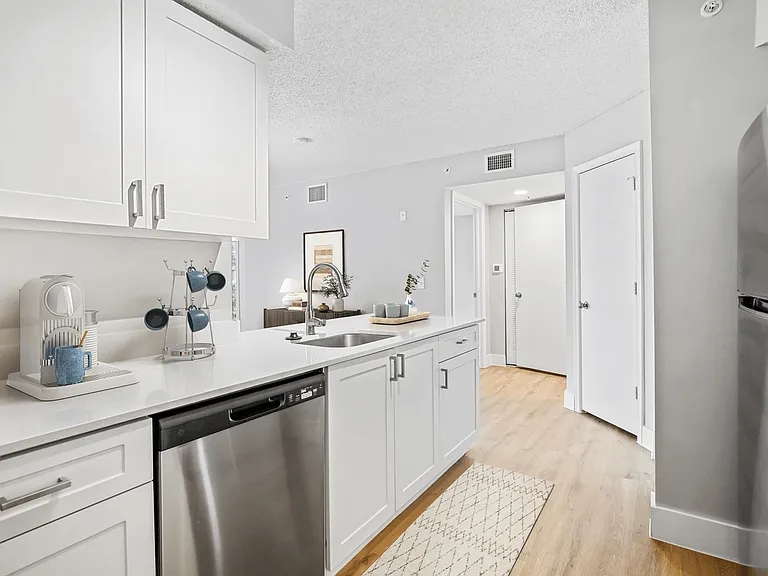 Sheridan Ocean Club Apartments — Photo 61