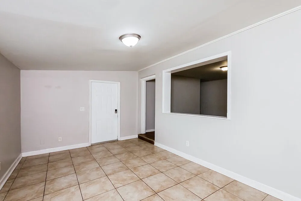 3 bed, 1.0 bath, 1239 sqft, $2,385 — Photo 4