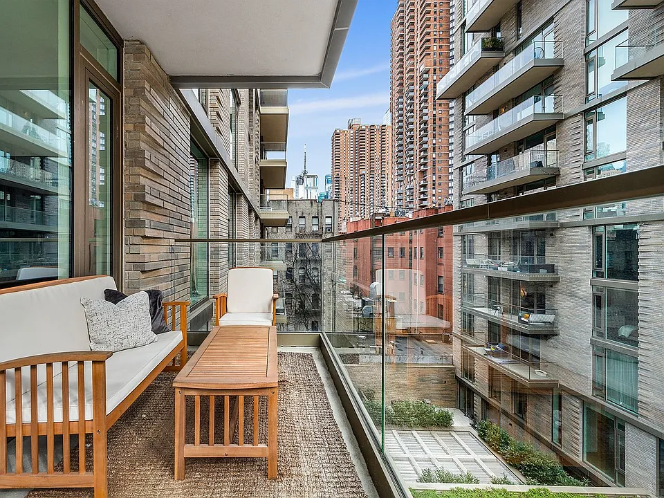 505 W 43rd St #5D