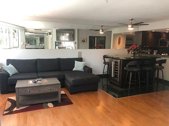 Living room/dining area