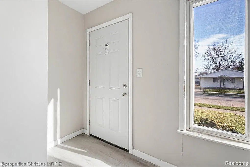 3 bed, 1.0 bath, 910 sqft, $1,400 — Photo 4