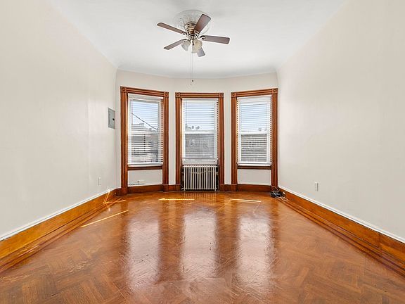 5th image of 32 Pearsall Ave