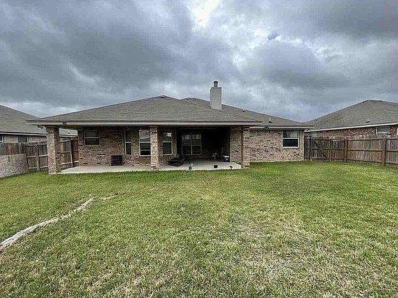 3rd image of 2601 Wisteria Ln