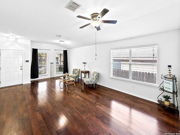 2nd image of 3926 Nuttall Oak