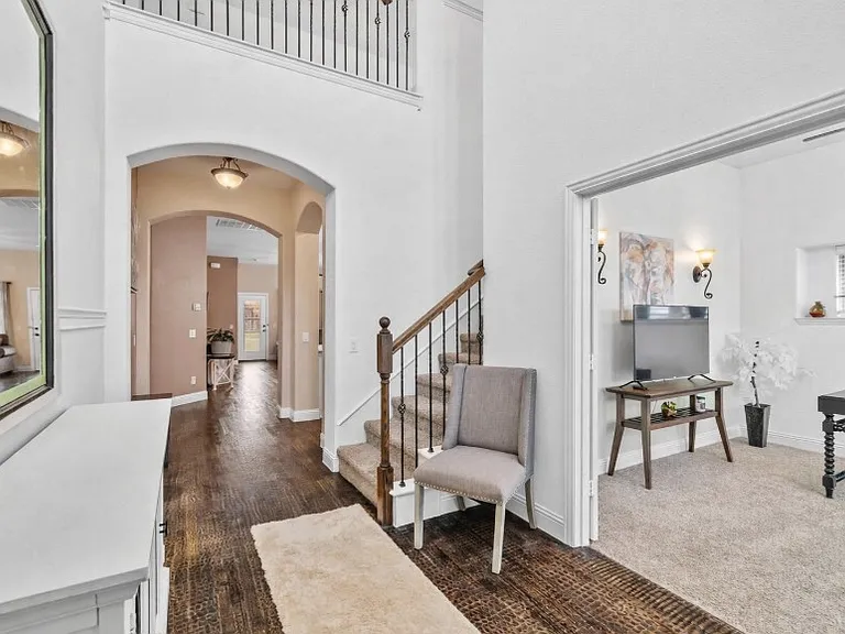 2116 Victoria Ln — Photo 2