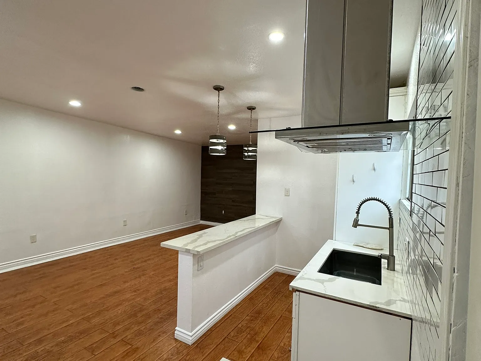 Studio, 400 sqft, $1,695 — Photo 3