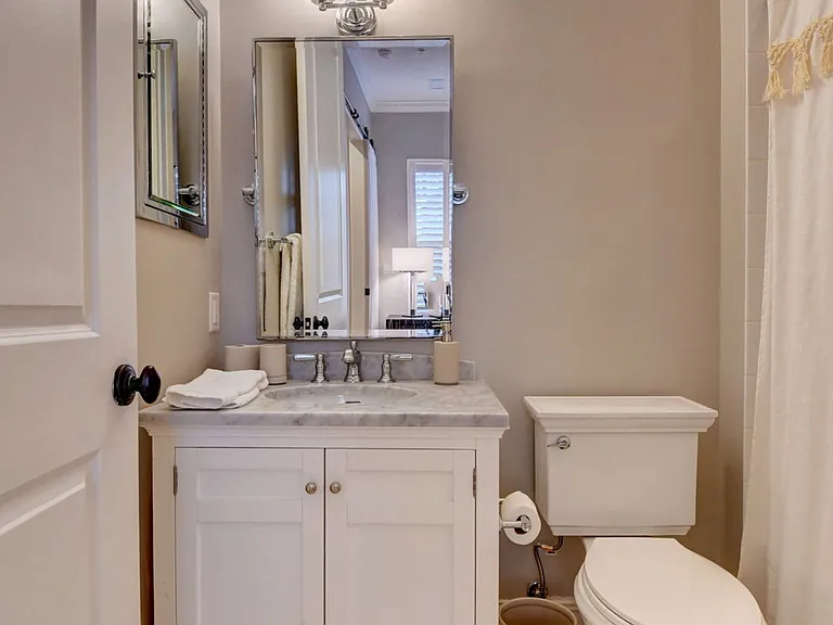 Full bath off 1st floor bedroom