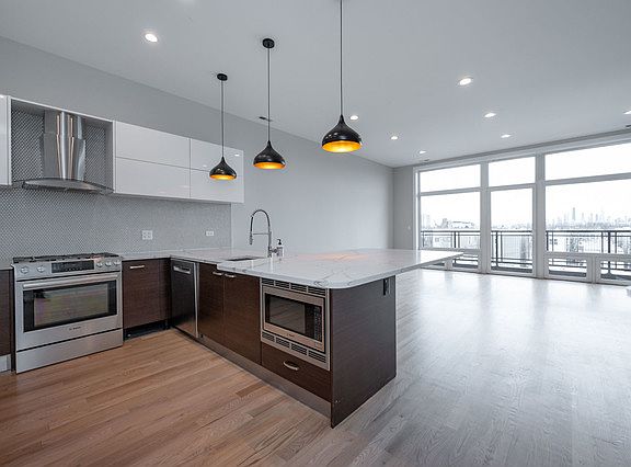 2nd image of 934 N California Ave #4