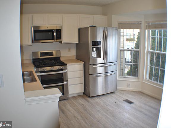 2nd image of 127 Foxview Dr