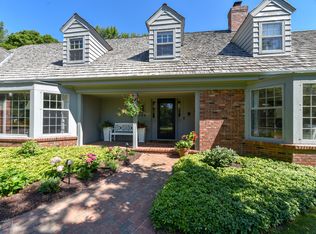 1546 E Goodrich Ln, Fox Pt, WI 53217