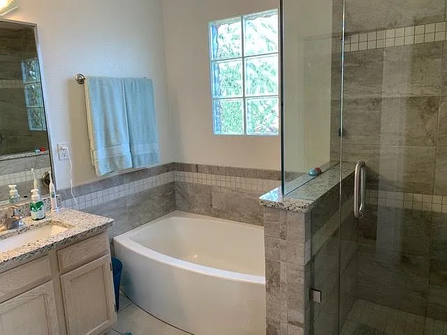 Tub in main bath