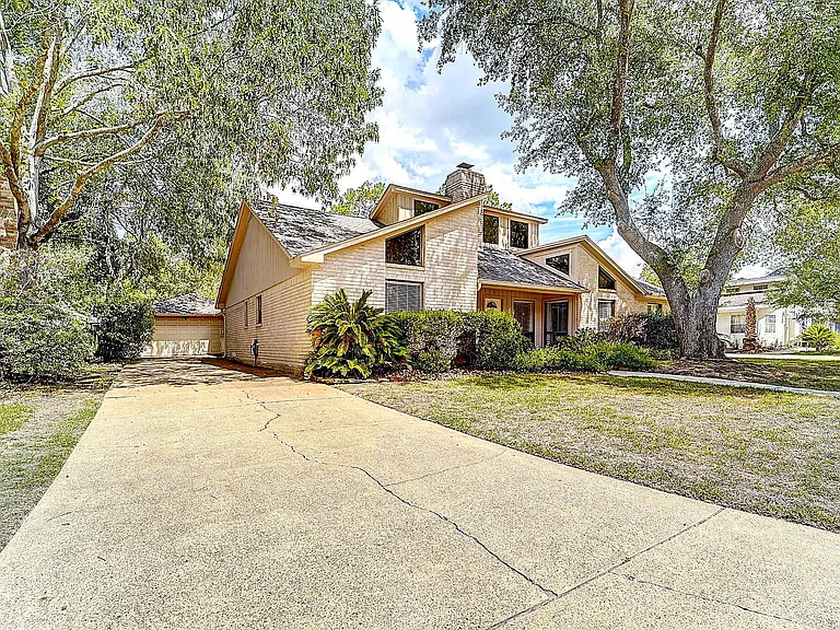8111 Pine Green Ln — Photo 39