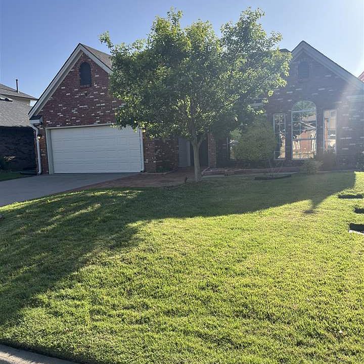 1st image of 611 NW Waterford Dr