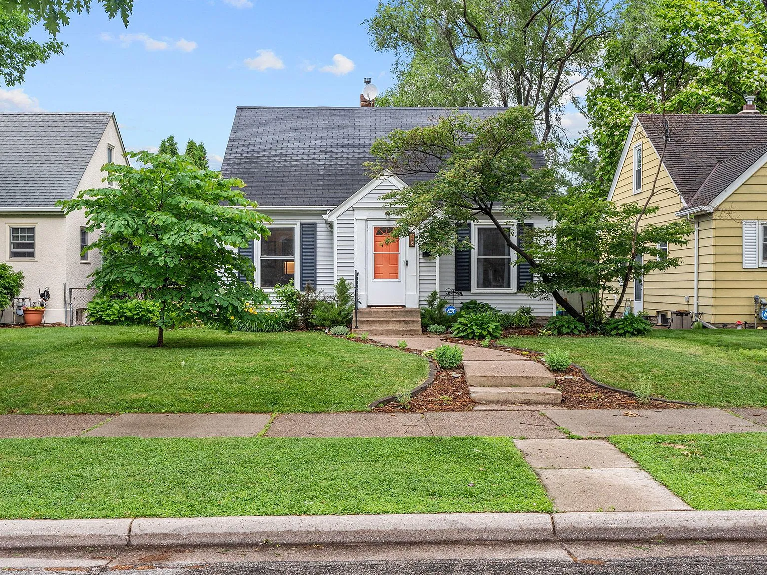 3 bed, 1.0 bath, 1469 sqft, $2,495 — Photo 2