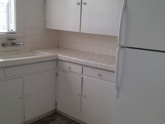 3rd image of 811A E 31st St