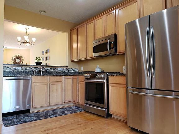 Kitchen with upgraded gas cooking range, microwave, fridge & dishwasher