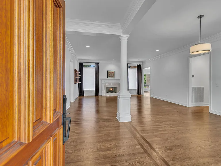 729 Harrow Ln — Photo 7