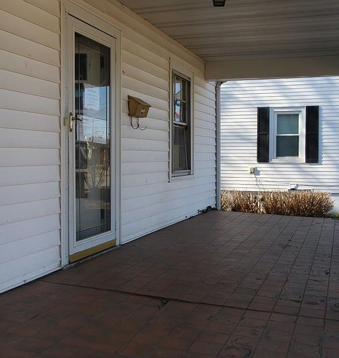 2nd image of 906 E 19th St