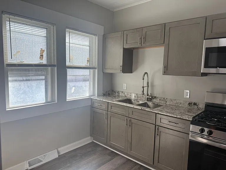 1111-1113 Brown Ave — Photo 7