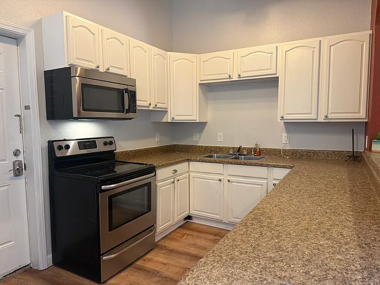 11921 Woodland Ave #B — Photo 4