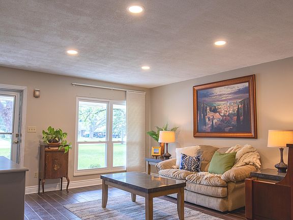 3rd image of 8032 Chiltern Dr