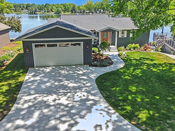 3rd image of 7970 Island Ct