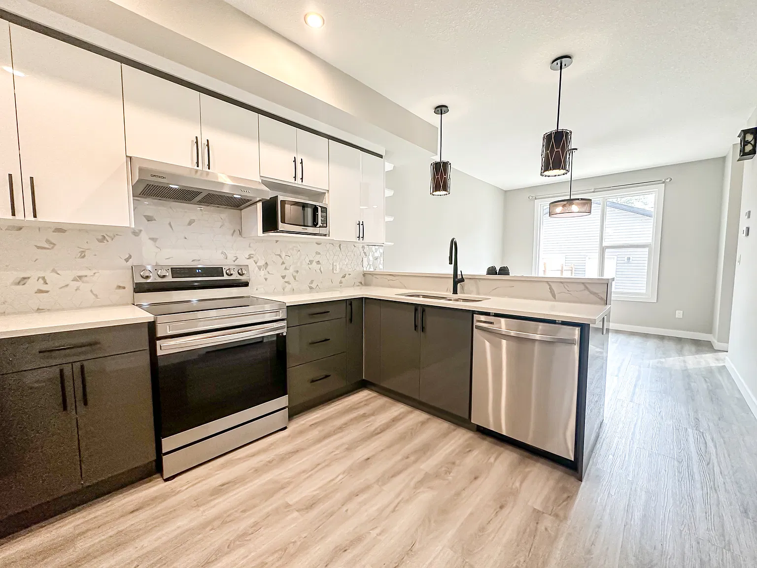 7757 81 Avenue NW, Edmonton - Upper — Photo 2