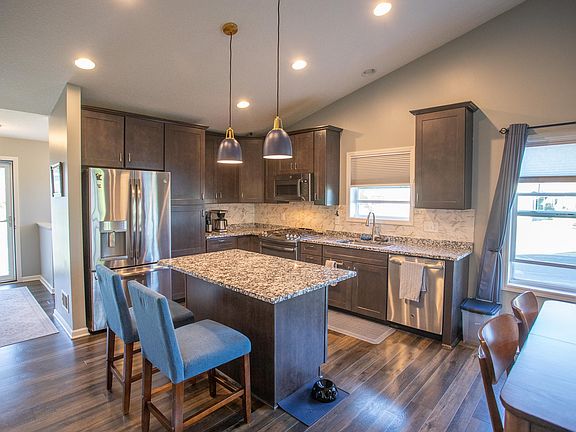 5th image of 655 Stonegate Cir